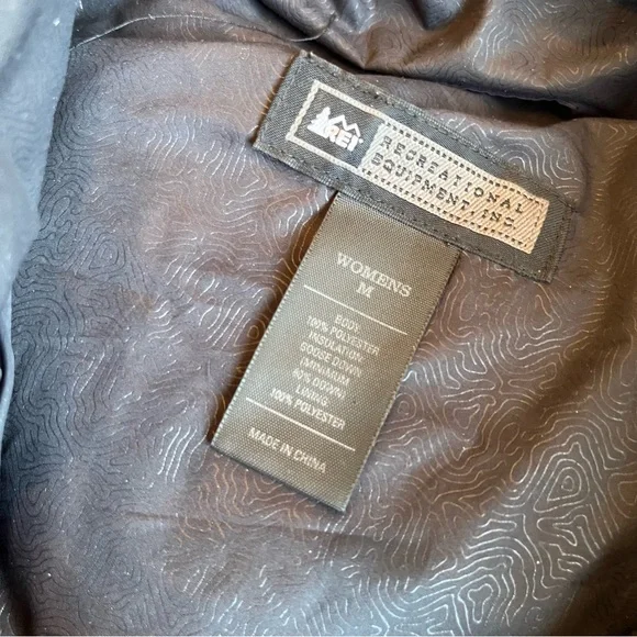 REI Goose Down Womens Burgundy Puffer Jacket Medium Winter Gorpcore Full Zip - Picture 3 of 16